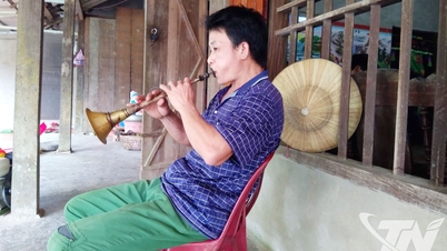 Trumpet sound in Red Dao wedding