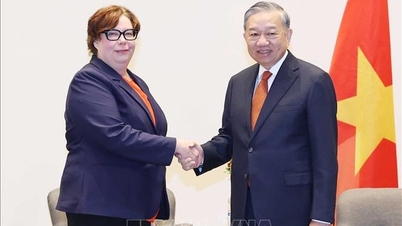 เลขาธิการใหญ่โตลัมต้อนรับประธานพรรคคอมมิวนิสต์ฟินแลนด์ ทีน่า แซนด์เบิร์ก