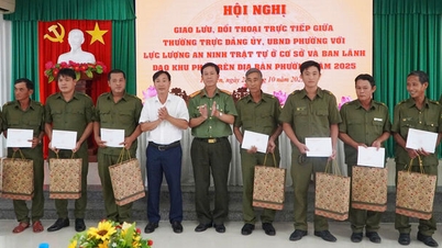 Standing Committee of the Party Committee and People's Committee of Ha Tien ward dialogues with security and order forces at the grassroots level