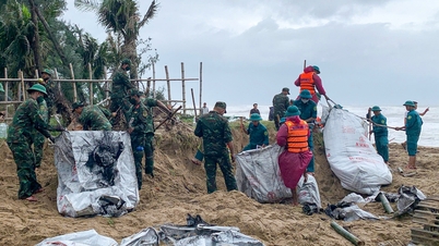 La côte de Hoi An menacée par de grosses vagues, Da Nang prévient d'urgence les glissements de terrain dans les zones touristiques