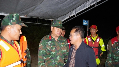 Les dirigeants du Comité populaire de la ville de Da Nang ont encouragé les forces à participer au sauvetage dans la commune de Xuan Phu.