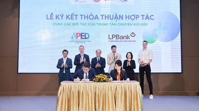 LPBank ลงนามความร่วมมือเชิงกลยุทธ์กับ APED: ร่วมมือกันส่งเสริมการเปลี่ยนแปลงทางดิจิทัลและสีเขียวสำหรับองค์กรในเวียดนาม