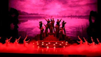 Les artistes de Hai Phong interprètent « Red Rain » et « Love Story by the River » au Festival national de Cheo
