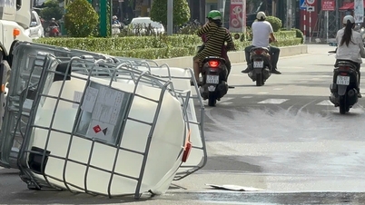 Quatre barils en plastique d'acide acétique glacial sont tombés dans la rue, sentant mauvais et provoquant des nausées chez les gens.