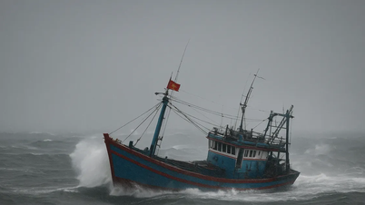 O barco de pesca de Quang Ngai foi danificado e corria risco de afundar enquanto tentava escapar da tempestade número 12.