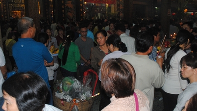 Mensen stromen toe naar het festival van de Vrouwe van Sam-berg