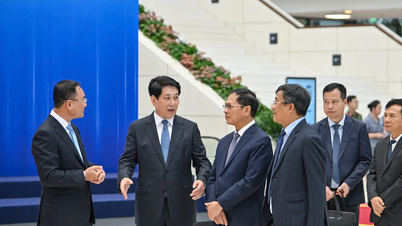 O presidente Luong Cuong inspeciona o ensaio geral da cerimônia de assinatura e a Conferência de Alto Nível da Convenção das Nações Unidas contra o Crime Cibernético.