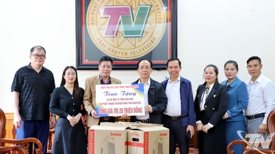 A Associação de Turismo Thai Nguyen doou 2 conjuntos de computadores ao Jornal, Rádio e Televisão Thai Nguyen
