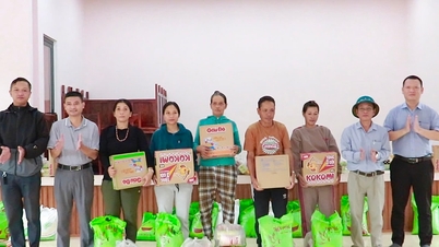 Thăm, tặng quà động viên cho 24 hộ đồng bào Cơ Tu xã Sông Kôn sơ tán do bão số 12
