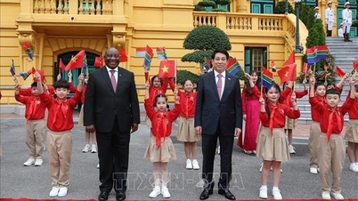 ประธานาธิบดีเลือง กวง เป็นประธานในพิธีต้อนรับประธานาธิบดีมาตาเมลา ซิริล รามาโฟซา แห่งแอฟริกาใต้