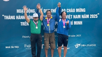 Starsi mężczyźni i kobiety chętnie uczestniczą w Turnieju Pływackim Seniorów w Ho Chi Minh City w 2025 roku