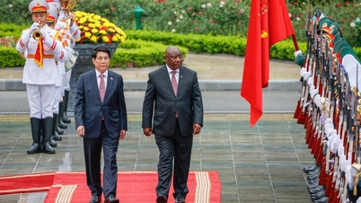 O presidente Luong Cuong presidiu a cerimônia de boas-vindas à presidente sul-africana Matamela Cyril Ramaphosa.