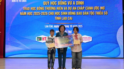 Vergabe von 147 Vu A Dinh-Stipendien an Studenten ethnischer Minderheiten in der Provinz Lao Cai