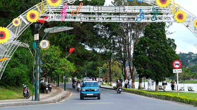 Rue piétonne fermée le long du lac Xuan Huong à Da Lat en raison du faible nombre de visiteurs et des embouteillages