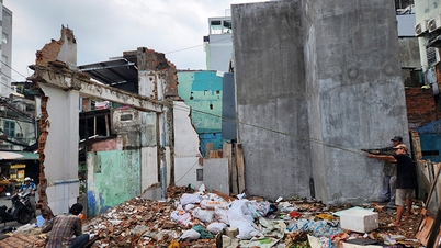 Ciudad Ho Chi Minh: La gente desmantela y cede simultáneamente tierras para el proyecto del puente y la carretera Nguyen Khoi.