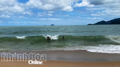 Attention aux grosses vagues, veuillez assurer votre sécurité lorsque vous participez à des activités en mer à Nha Trang