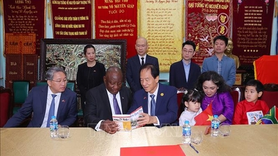 Sør-Afrikas president Matamela Cyril Ramaphosa besøker familien til general Vo Nguyen Giap