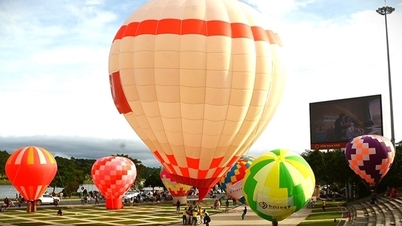 Globos aerostáticos vuelan sobre la plaza Lam Vien en Da Lat