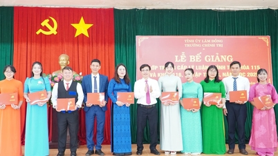 람동 정치학교 학생 90명이 정치 이론과 행정학 중급 학위를 받았습니다.