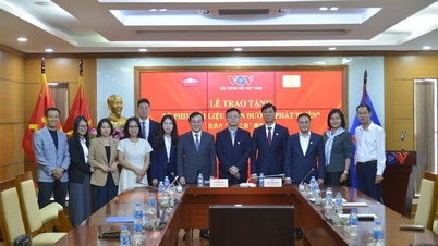 พิธีฉายภาพยนตร์สารคดี “เส้นทางการพัฒนา” ระหว่างสถานีเสียงเวียดนามและพิพิธภัณฑ์โฮจิมินห์