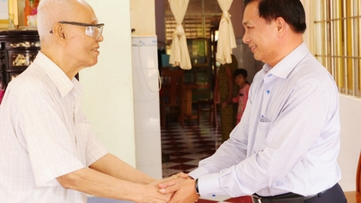 El secretario provincial del Partido, Tran Van Lau, visita y entrega obsequios a los cuadros retirados
