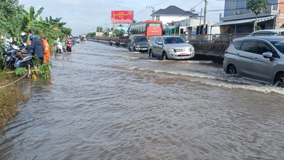 A Rodovia Nacional 1 através de Can Tho está inundada com quase 1 metro de profundidade: pessoal está disposto a direcionar o tráfego
