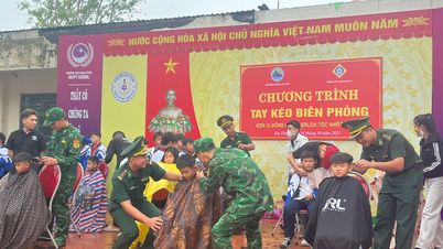 Ha Tinh: La estación fronteriza de Lach Ken organiza el programa "Guardia fronteriza tirando de las manos".