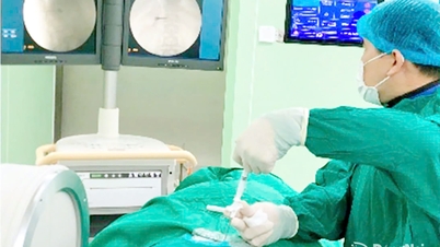 Injecting biological cement for a 98-year-old woman to avoid paralysis