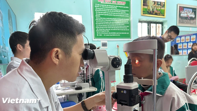 Examen ocular y atención gratuitos para víctimas de inundaciones en Thai Nguyen