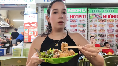 Visitantes estrangeiros experimentam comida crocante no bairro antigo de Hanói e a elogiam por ser barata e deliciosa