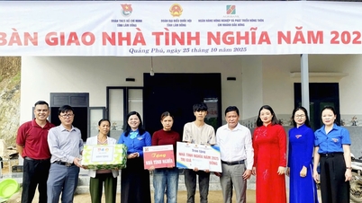Entrega de cuatro casas de agradecimiento a hogares pobres en la provincia de Lam Dong