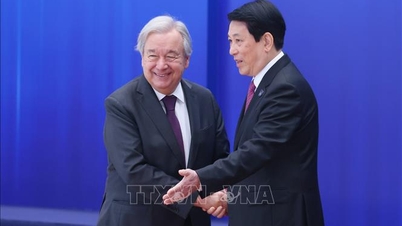 Le président Luong Cuong accueille le Secrétaire général de l'ONU pour assister à la cérémonie de signature de la Convention de Hanoi.