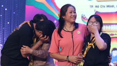 นาทีนักศึกษาหลั่งน้ำตาขอบคุณพ่อแม่ในคอนเสิร์ตโครงการรับปริญญา