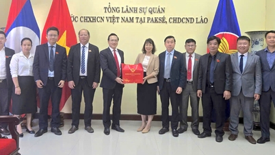 Delegação do Conselho Popular da Cidade de Hue visitou e trabalhou com o Consulado Geral do Vietnã no Laos