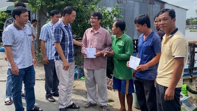 Phó Bí thư Thường trực xã An Phú thăm, động viên các hộ dân bị ảnh hưởng do sạt lở