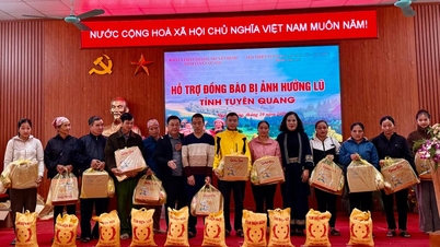 Memberi 200 hadiah kepada orang yang terjejas oleh ribut dan banjir di komune Ngoc Duong