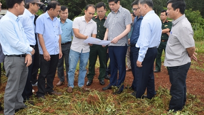 El vicepresidente del Comité Popular Provincial de Lam Hai Giang inspecciona los trabajos de preparación para la colocación de la primera piedra del Proyecto de Internado Interno en siete comunas fronterizas.