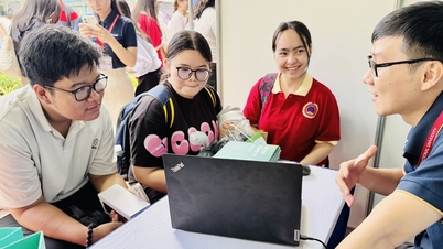 Estudiantes de secundaria asisten a una feria de carreras universitarias