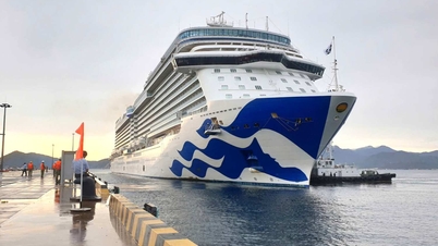 Prim-plan al unei nave de croazieră de lux care sosește în Khanh Hoa