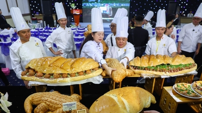 Bánh mì khổng lồ nặng 7 kg, dài một mét ở Sài Gòn