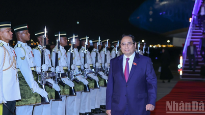 นายกรัฐมนตรี ฝ่าม มินห์ จิญ เดินทางถึงกรุงกัวลาลัมเปอร์ เพื่อเข้าร่วมการประชุมสุดยอดอาเซียน ครั้งที่ 47