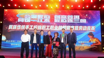 Dien Bien won second prize at the brocade weaving skills competition in China.