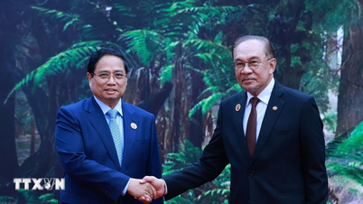 Thủ tướng Malaysia đón Thủ tướng Phạm Minh Chính dự Hội nghị cấp cao ASEAN 47