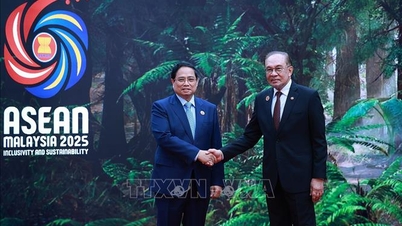 Thủ tướng Malaysia đón Thủ tướng Phạm Minh Chính và các Trưởng đoàn