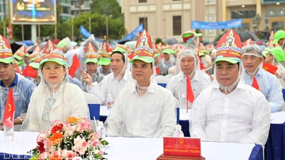 More than 4,000 spectators at Khanh Hoa bridge cheered in the rain for Olympia "climber" Doan Thanh Tung