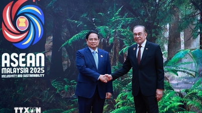 Malajský premiér vítá premiéra Phama Minha Chinha a vedoucí delegací na 47. summitu ASEAN