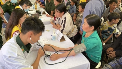 Pemeriksaan kesehatan dan pembagian obat gratis bagi masyarakat Kelurahan Muong Leo