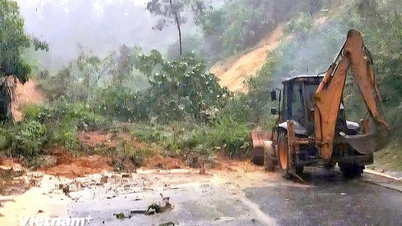 Kraftig regn forårsaker alvorlige jordskred og lammer trafikken på Ho Chi Minh-motorveien gjennom Da Nang