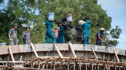 Menuang beton untuk jembatan Kanal Tao Nguon