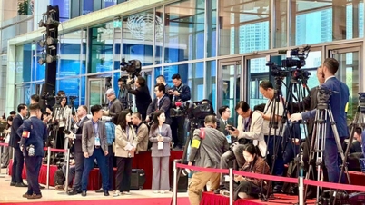 Atento y dedicado al servicio de los periodistas internacionales en la Ceremonia de Firma de la Convención de Hanoi